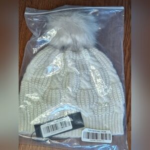 🌺Cream Fur Pom Beanie NWT